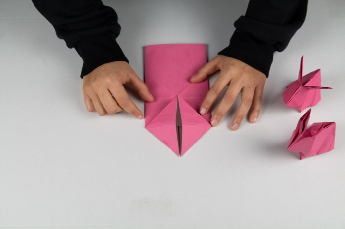 Den Origami Osterhasen umdrehen