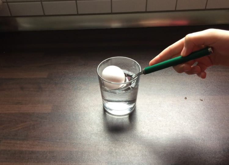 Ei in Glas legen