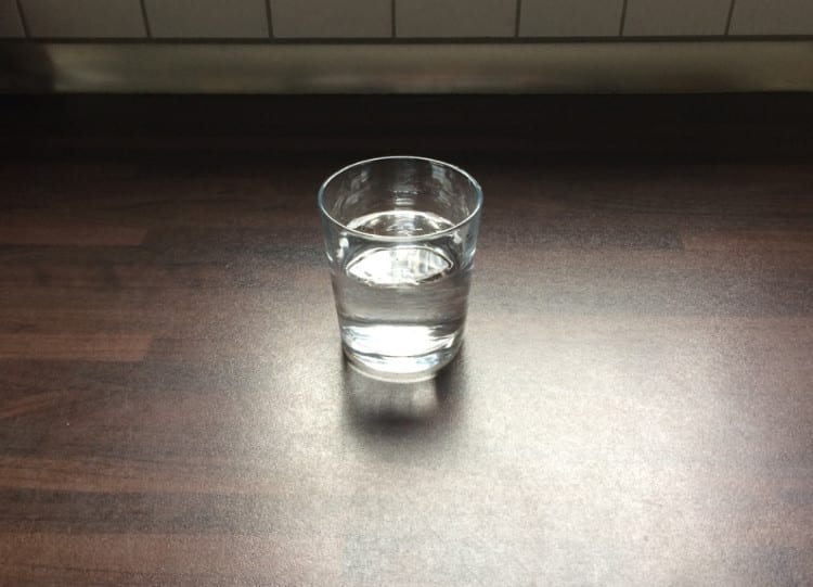 Eiertest: Glas mit Wasser befüllen