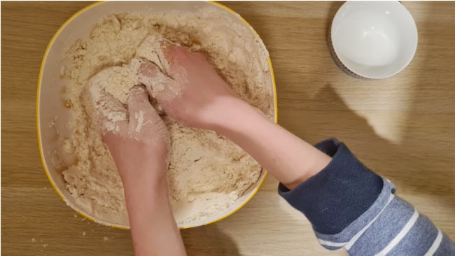 Kinetic Sand: Mehl und Öl vermengen